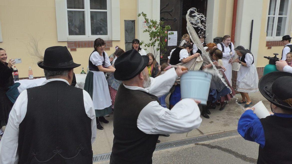 Szabad-e locsolni? – húsvéti lovas kocsi és vizes vödrök