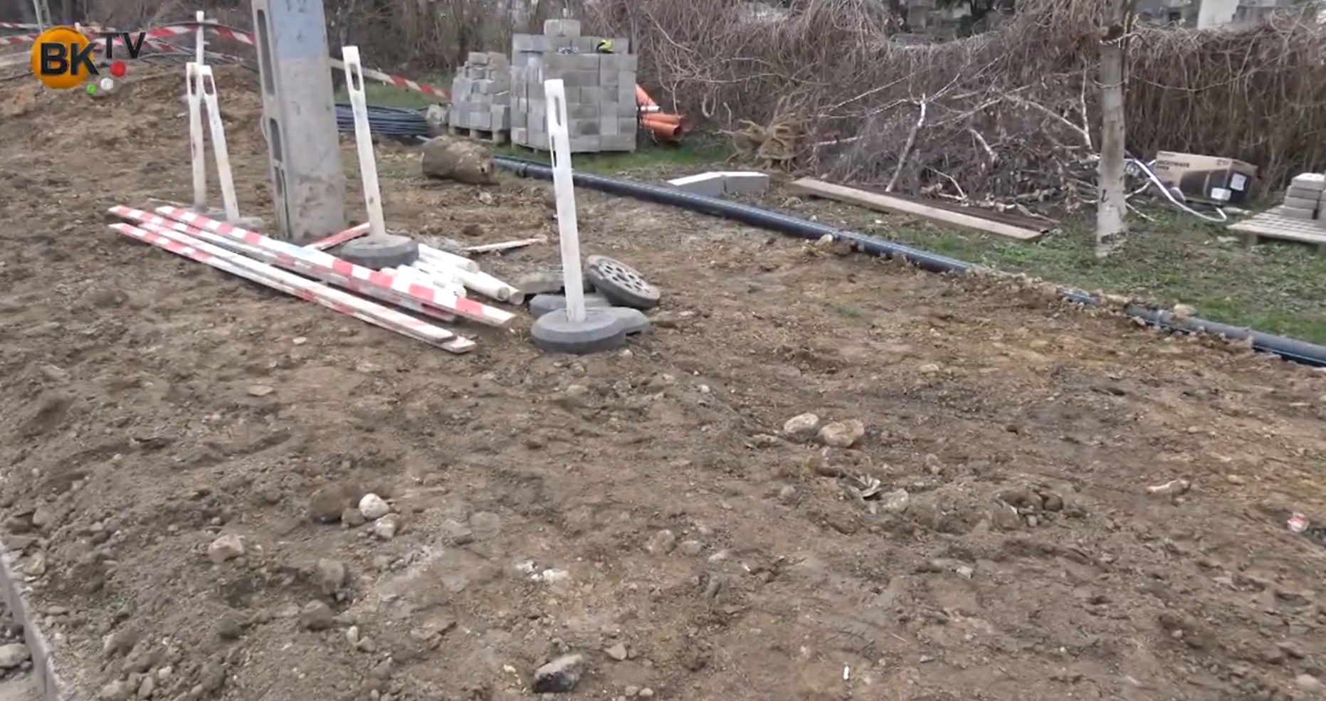 Épül, szépül Budakeszi – Járda, parkoló épül a temető mellett