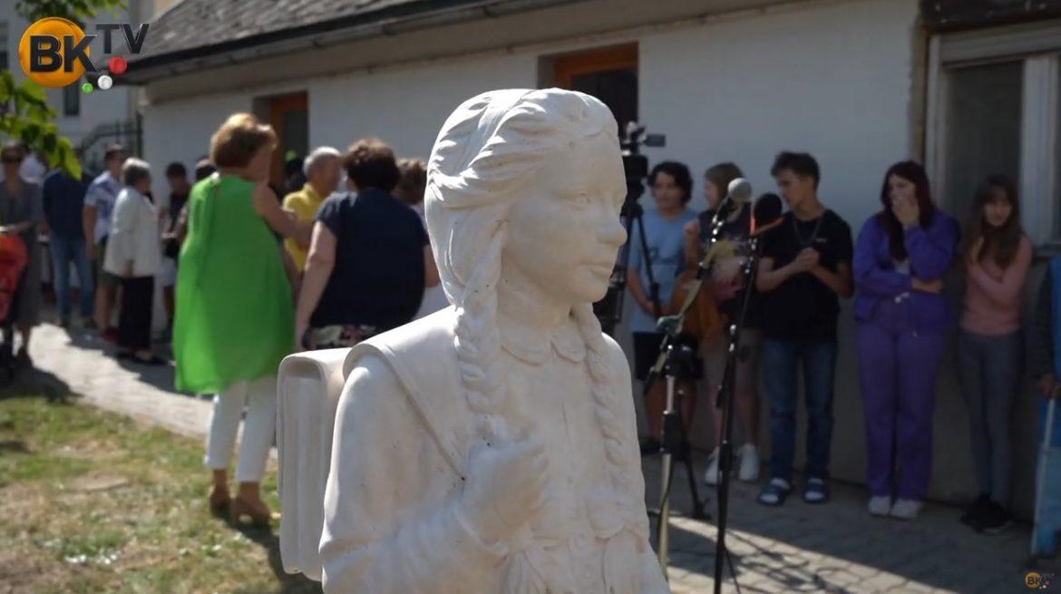 „Iskolás kislány” kőszobor avatása Törökbálinton