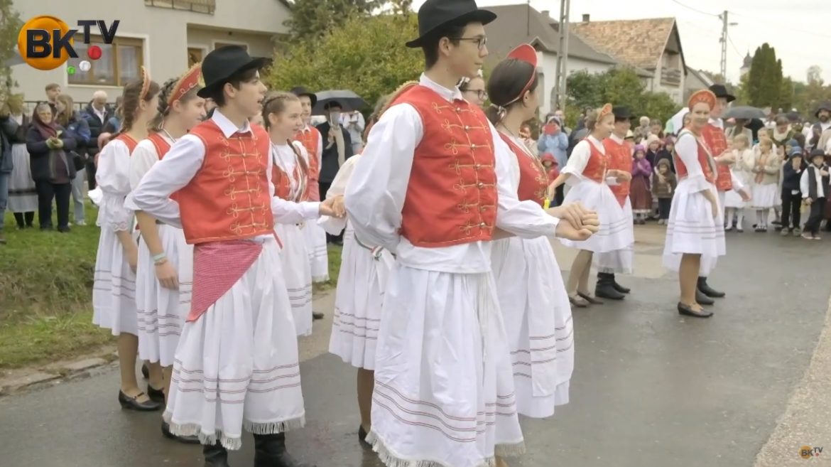 Zsámbéki szüreti felvonulás